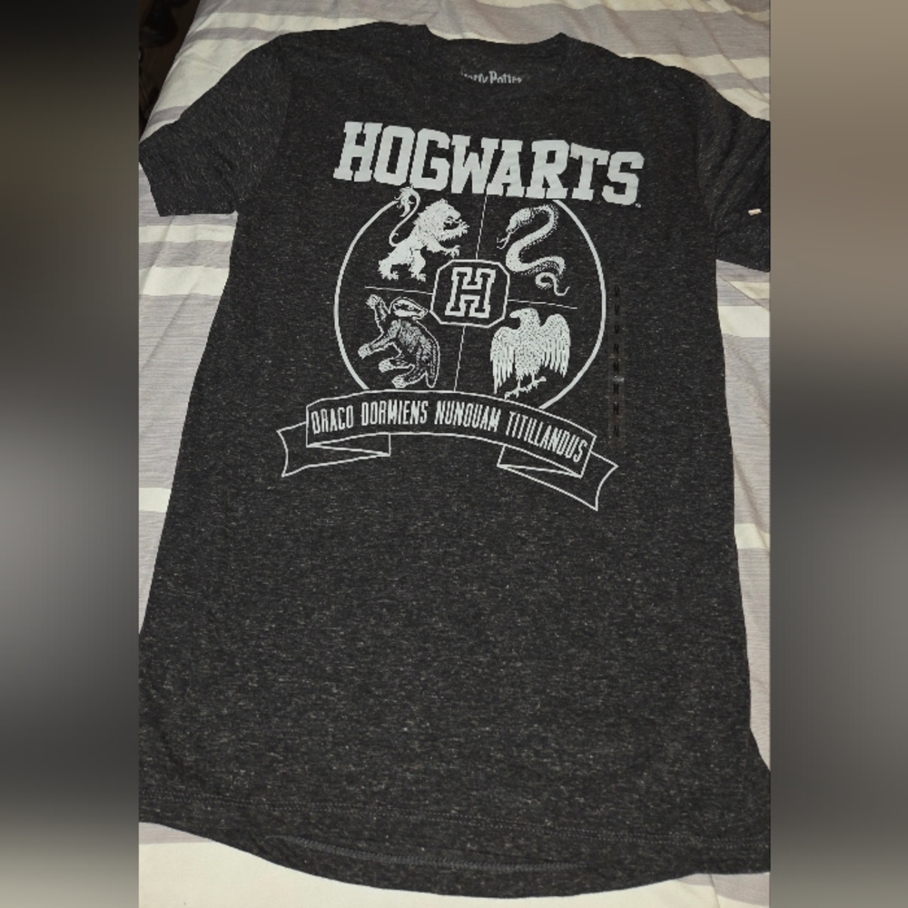 Hogwarts Short Sleeve Tee Womens Medium $20.00 NWOT Never Worn